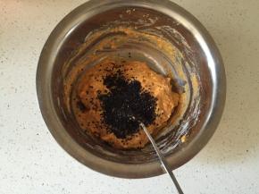加入适量黑芝麻，面粉，拌匀