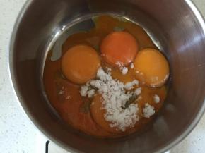 蛋黄中加入糖粉拌匀