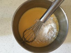 加入油搅拌到乳化状态，筛入低粉