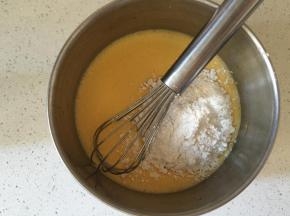加入油搅拌到乳化状态，筛入低粉