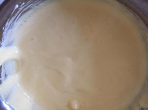 取三分之一蛋白糊入蛋黄糊中切拌均匀后反倒入蛋白糊中切拌匀