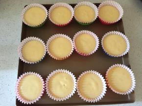 装入裱花袋中挤入纸托中（纸托底部是有模具的哦）