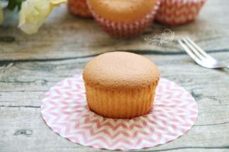 烤箱预热140度，上下火，30分钟左右，出炉可以倒扣也可以不扣，会有点缩，不影响的。