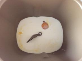 先称量液体部分，盐，糖对角放