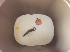 先称量液体部分，盐，糖对角放