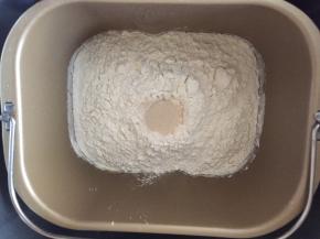 加入高粉，顶部放酵母