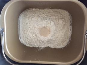 加入高粉，顶部放酵母