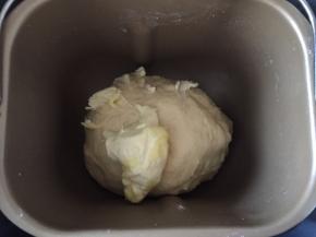 揉均匀后加入黄油