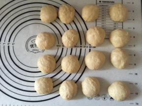 发酵到2倍到2.5倍大后取出排气，分小剂子