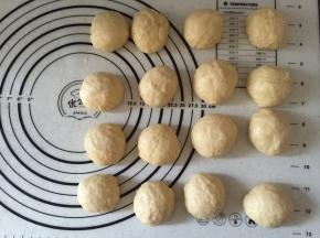 发酵到2倍到2.5倍大后取出排气，分小剂子