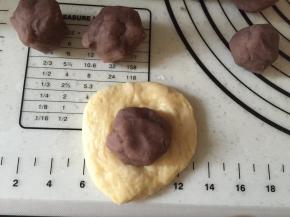 静置10分钟后取一块按扁包入玫瑰馅