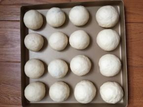 滚圆后放入烤盘