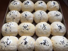 烤箱底部一盘热水，二次发酵，发酵好的面包表面刷一层蛋液，洒上芝麻，烤箱预热