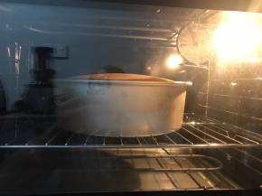 送入提前预热好的烤箱中下层，上下火140 度20 分钟，转150 度45 分钟。