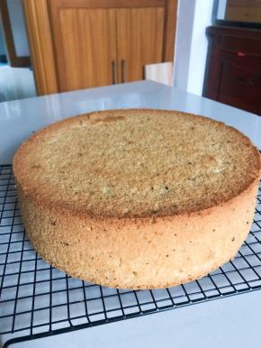 放凉后，用手来脱模。