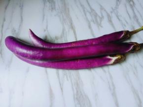 首先要选这种紫色的细茄子。