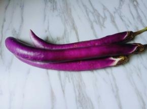 首先要选这种紫色的细茄子。