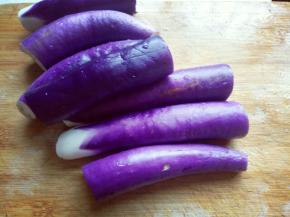 将茄子去根，洗干净，切段。