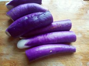 将茄子去根，洗干净，切段。