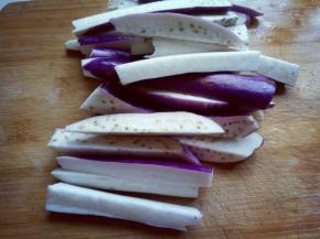 再切条，一段茄子切4个长条。如图