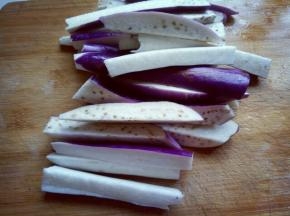 再切条，一段茄子切4个长条。如图