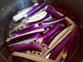 把切好的茄子放在蒸屉上，隔水蒸熟，冷水入锅上气后大约5分钟差不多了。