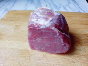 里脊肉，好漂亮呀！(^_^) 将里脊肉洗干净。