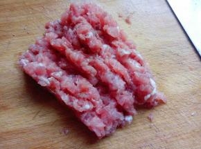 把里脊肉先切片，再切丝，再切丁，之后用刀剁碎(使用料理机也可以。)