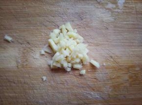 姜去皮，切片再切丝，切丝后再切小丁。