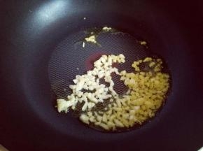 锅中热油，加入姜蒜炒香。