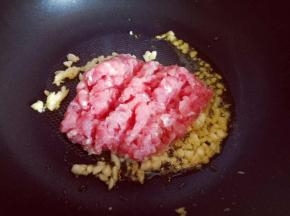 加入肉末小火煸炒。