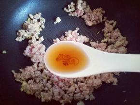 炒至肉末发白时加入一勺料酒。