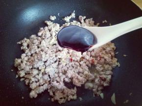 再加入海鲜酱。