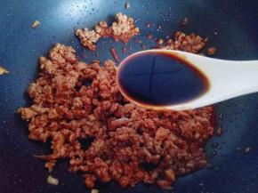 再加入一勺生抽。