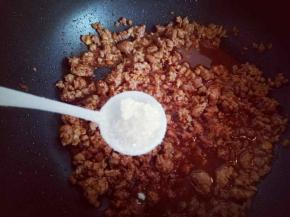 加入盐，糖调味即可。