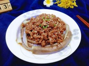 将炒熟的肉末淋再茄子上面，撒上葱花，熟芝麻点缀。