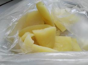 土豆蒸熟，装入保鲜袋