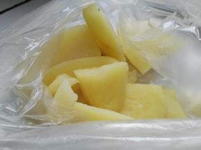 土豆蒸熟，装入保鲜袋