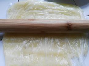 用擀面杖把土豆压成泥