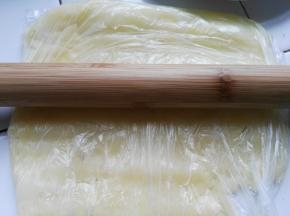 用擀面杖把土豆压成泥