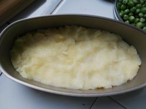 将土豆泥装入学厨蛋糕模具