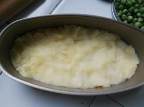 将土豆泥装入学厨蛋糕模具