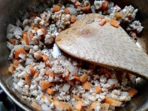 黄油放入锅里融化后，将洋葱、肉末和胡萝卜用大火炒1分钟，最后加入黑胡椒、盐调味出锅