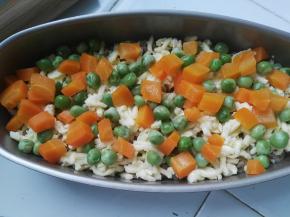 再撒上熟的青豆和胡萝卜