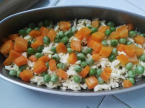 再撒上熟的青豆和胡萝卜