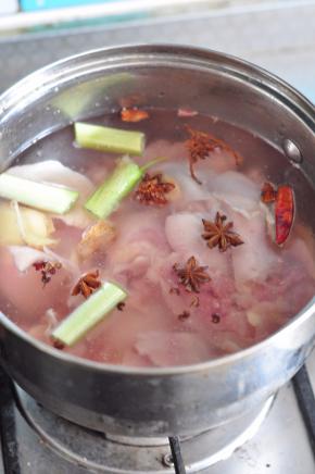 鸡腿冷水下锅，加入些葱、姜、八角、花椒，煮至水开。