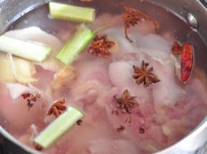 鸡腿冷水下锅，加入些葱、姜、八角、花椒，煮至水开。