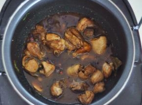 鸡肉表面煎香、变色后，加入水、盐、老抽、料酒，合上盖子一直工作到结束，再观察是否汤汁已经熬干。