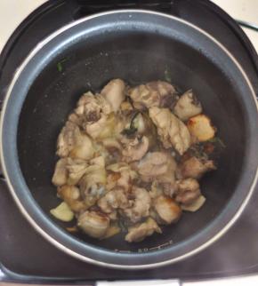 放入飞过水的鸡块，合上盖子，让油将鸡肉两面煎变色。这期间可以去忙别的菜，中途搅拌一下就好。电饭煲火力小，不用担心会糊。