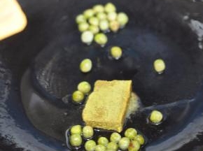 放入咖喱块，搅拌至咖喱块开始融化。